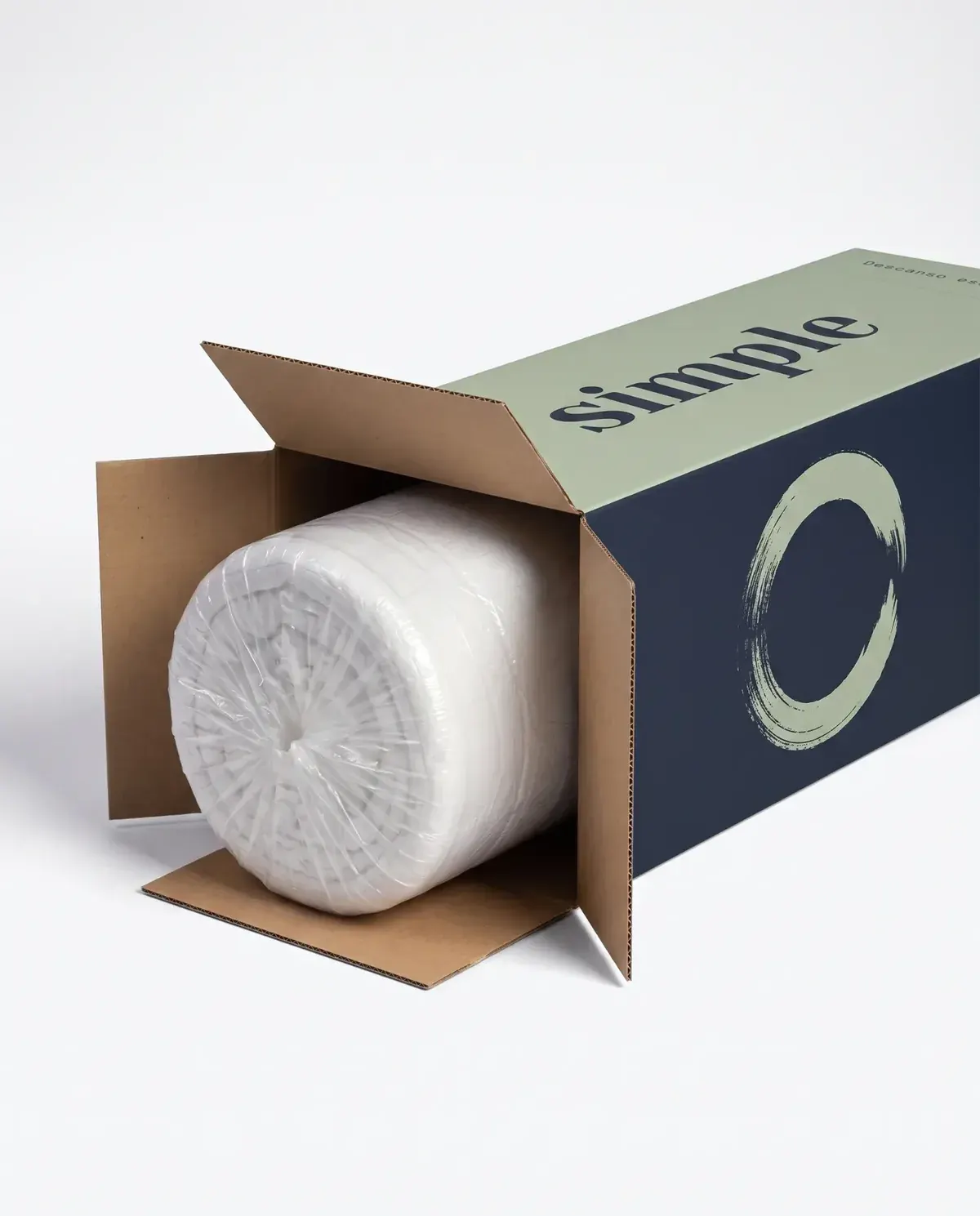 Caja de SIMPLE abierta con el colchón enrollado y comprimido al vacío adentro